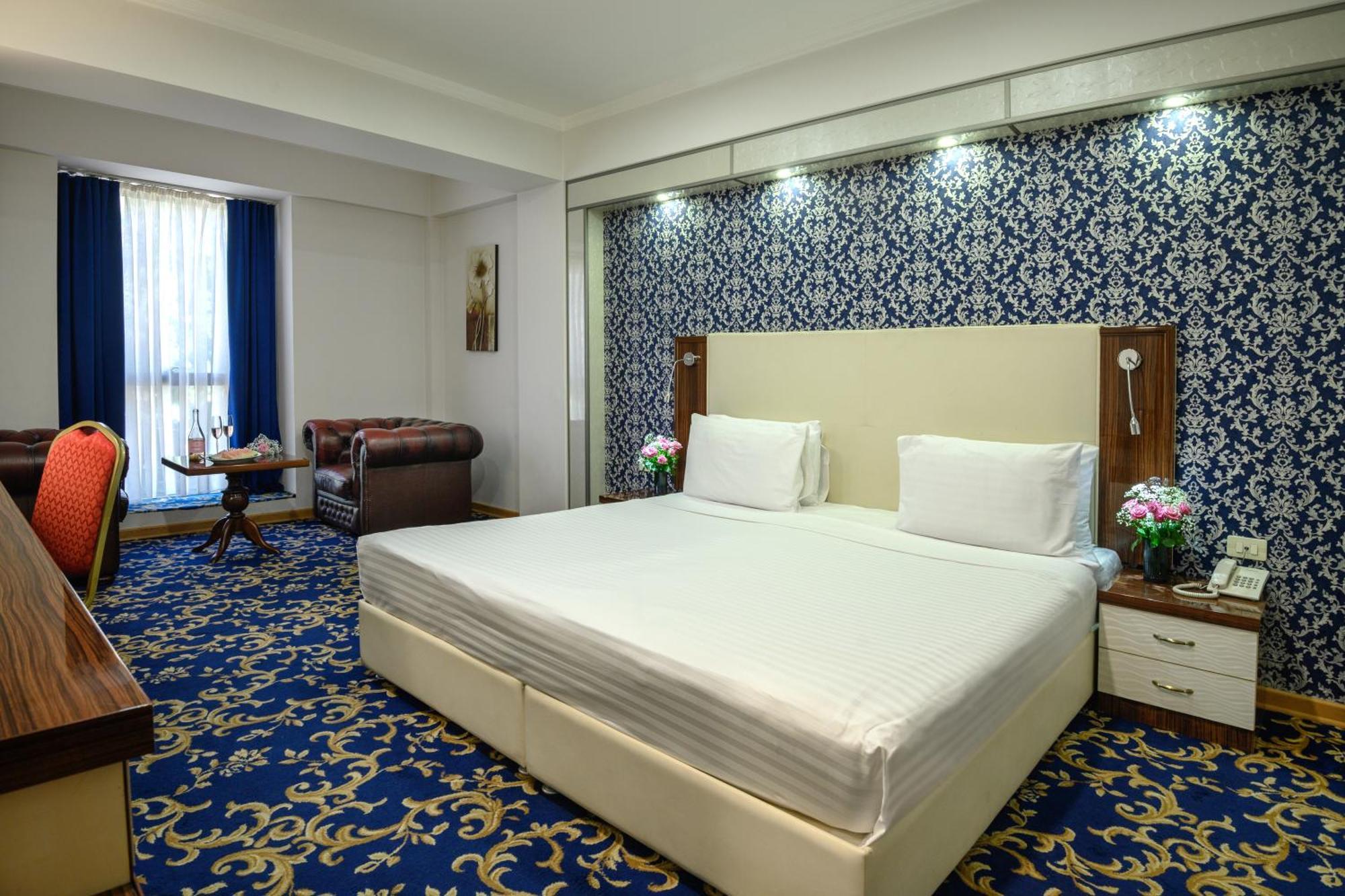 Royal Plaza By Stellar Hotels, Erévan Extérieur photo