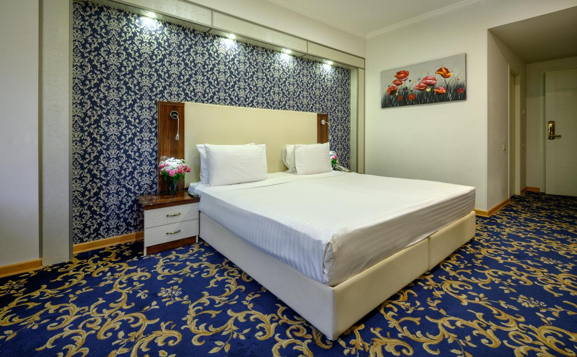 Royal Plaza By Stellar Hotels, Erévan Extérieur photo