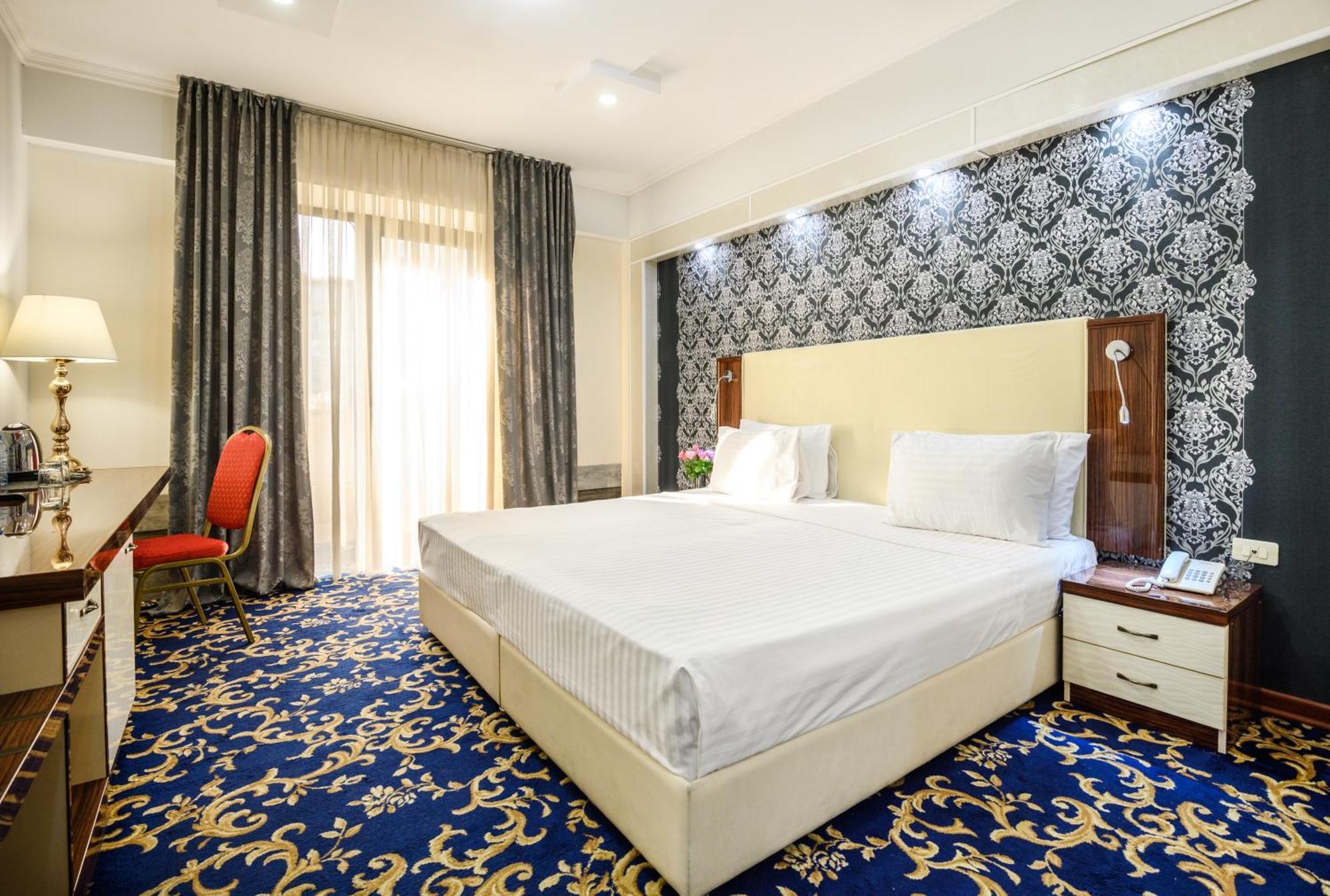 Royal Plaza By Stellar Hotels, Erévan Extérieur photo
