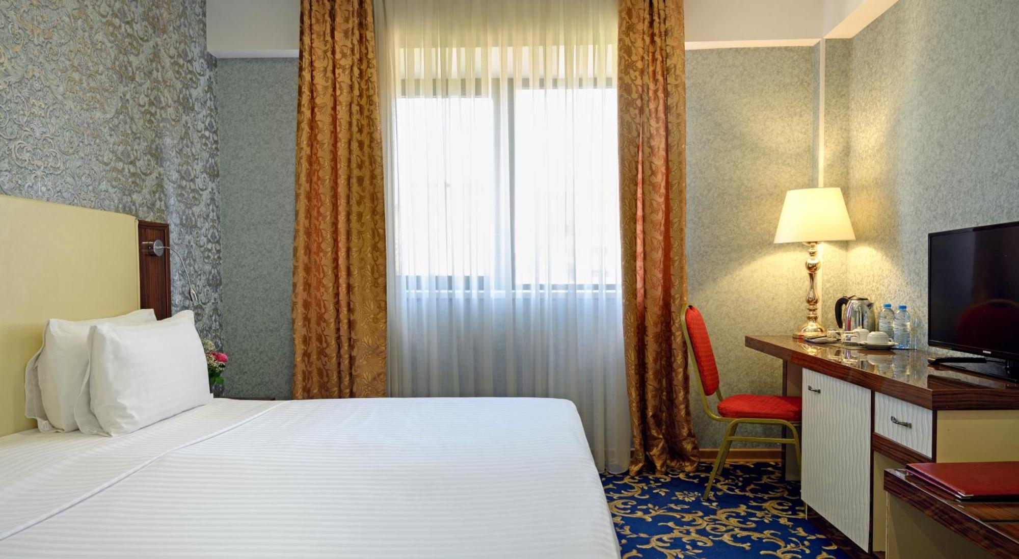 Royal Plaza By Stellar Hotels, Erévan Extérieur photo