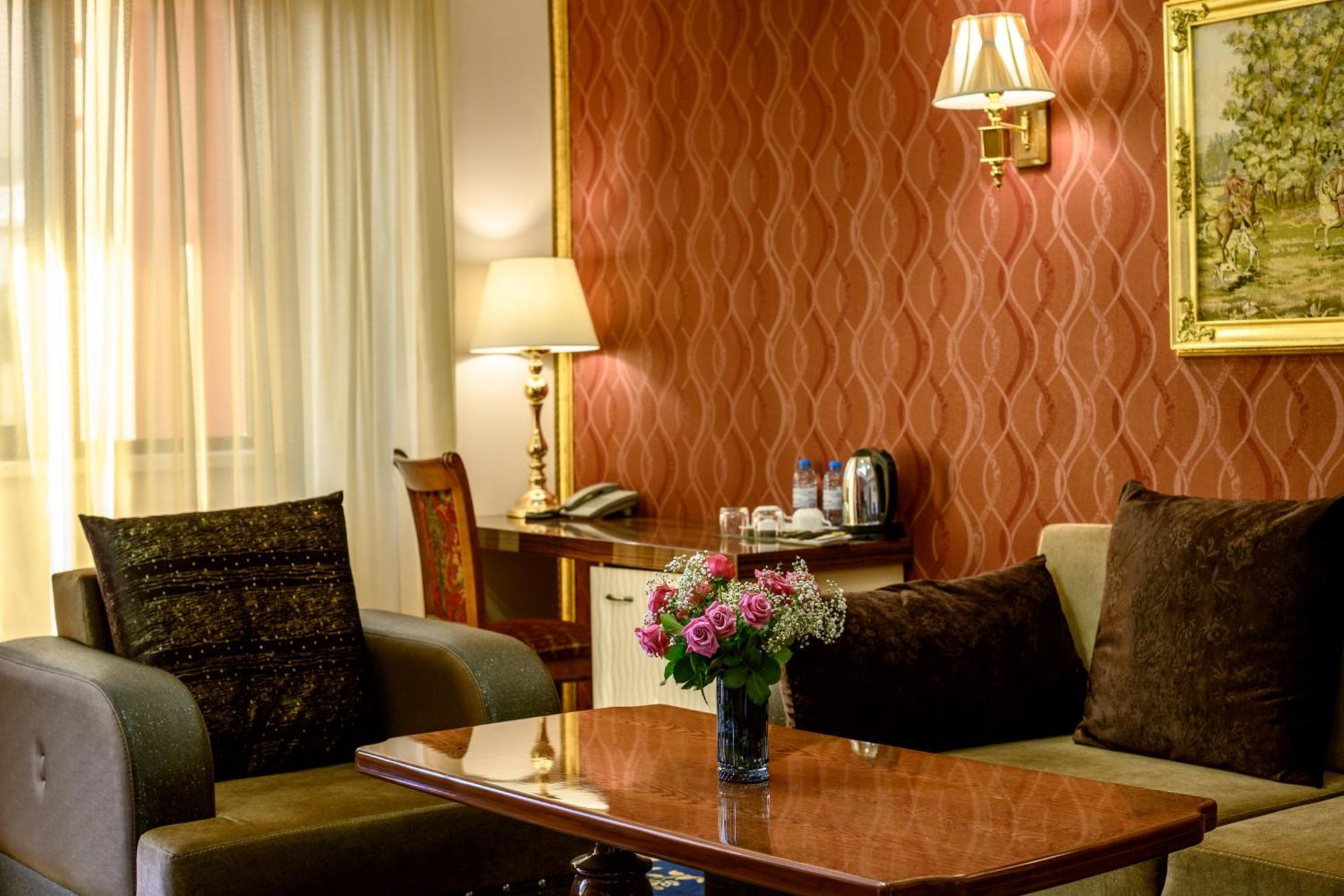 Royal Plaza By Stellar Hotels, Erévan Extérieur photo